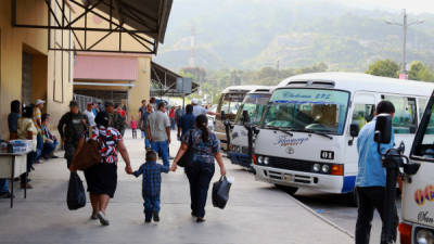 Los usuarios se suben confiados en la Gran Central Metropolitana de San Pedro Sula rogando que en el trayecto no los asalten.