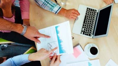 La mayoría de los cursos son en inglés, pero algunos se pueden encontrar en español.