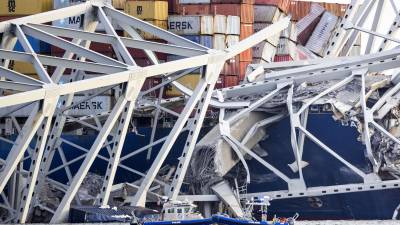 El puente Francis Scott Key permanece parcialmente colapsado después de que un buque de carga chocó contra él en Baltimore, Maryland, EE.UU., el 26 de marzo de 2024.