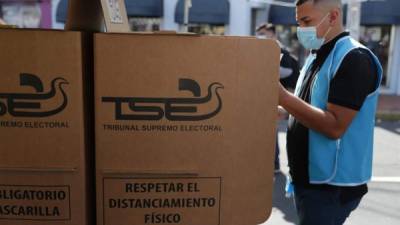 Más de 5,3 millones de salvadoreños están convocados para elegir a los 84 diputados de la Asamblea Legislativa, 262 consejos municipales y 20 representantes en el Parlamento Centroamericano (Parlacen). Foto EFE
