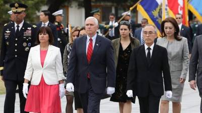 El vicepresidente de EEUU, Mike Pence (c) y su mujer Karen Pence (izda) tras aterrizar en la capital surcoreana. El número dos de la Administración Trump, que participará hoy en una cena con tropas estadounidenses y surcoreanas con motivo del Domingo de Pascua . EFE
