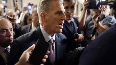 El congresista Kevin McCarthy desató la furia en el ala ultraconservadora de su partido cuando aprobó el sábado una medida bipartidista de financiación provisional respaldada por la Casa Blanca.