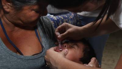 Los padres de familia pueden ir a vacunar a sus hijos contra el sarampión en los centros de salud del país.