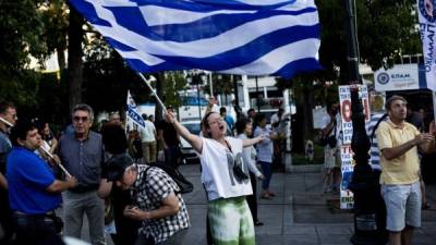 Cientos de griegos salieron a celebrar los resultados preliminares del referéndum.