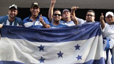 Los hondureños se alistan desde cualquier punto para seguir el partido histórico ante Brasil.