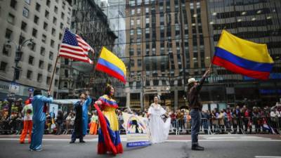Miembros de una comparsa colombiana participan en el Desfile de la Hispanidad. EFE/Archivo