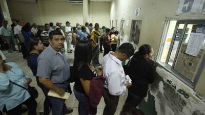 Los afiliados hacen fila con la esperanza de recibir medicamentos.