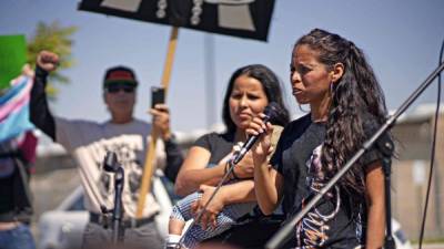 Jennye Lopez, una inmigrante que estuvo recluida en un centro de detención, protestó contra el Gobierno de Trump en una manifestación en California./AFP.