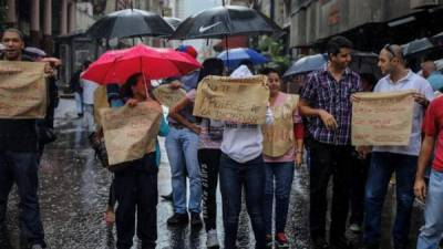 Opositores participan en una manifestación denominada 'trancazo' hoy, miércoles 28 de junio de 2017, en Caracas (Venezuela). EFE