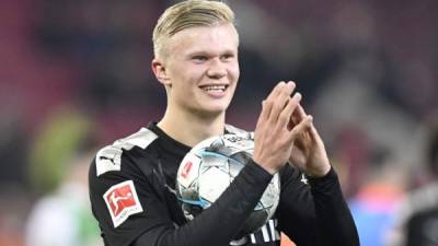 Erling Haaland se llevó la pelota a su casa tras haberse lucido con tres goles en su debut en Alemania. Foto AFP.