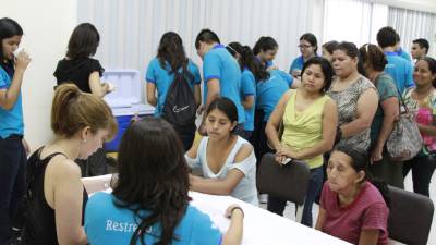 Los estudiantes del Instituto Bilingüe Valle de Sula matricularon a los adultos que serán beneficiados con la alfabetización.