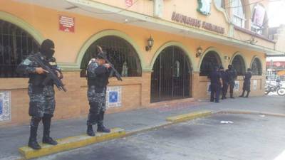 Las agentes policiales trabajan en la escena del crimen en busca de evidencias. Tiene resguardado el restaurante.