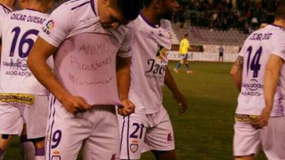 Jona celebró su gol con un mensaje de apoyo para los niños con cáncer.