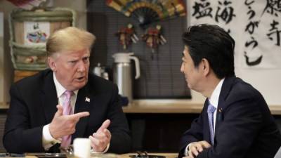 El presidente de los Estados Unidos, Donald Trump (L), asiste a una cena con el Primer Ministro de Japón, Shinzo Abe (R), en el restaurante Inakaya en el distrito de Roppongi de Tokio