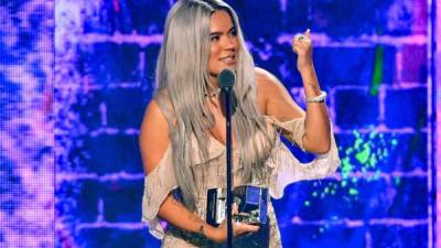 La estrella colombiana Karol G obtuvo el premio Artista de la Juventud Femenino.