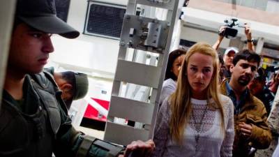 - Lilian Tintori (i), esposa del dirigente opositor Leopoldo López, permanece en las inmediaciones del Palacio de Justicia hoy, lunes 2 de junio del 2014, en Caracas.