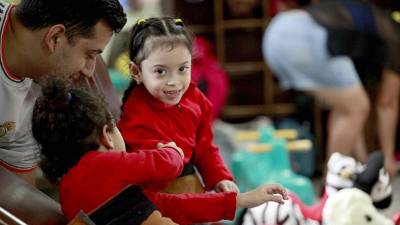 Anny y Valeria se encuentran en el gimnasio de niños de la Teletón durante sus terapias semanales, en espera de mejorar día a día. Foto: Wendell Escoto.