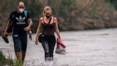 Pese a los esfuerzos del Gobierno de Joe Biden para frenar la crisis migratoria en la frontera sur de Estados Unidos, cientos de indocumentados siguen cruzando a diario desde México, desbordando a las autoridades fronterizas.