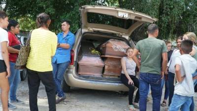 Los cuerpos de las tres víctimas los reclamaron ayer sus parientes en la morgue de San Pedro Sula.