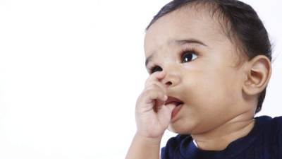 Chuparse el dedo puede hacer que los niños sufran menos de alergia.