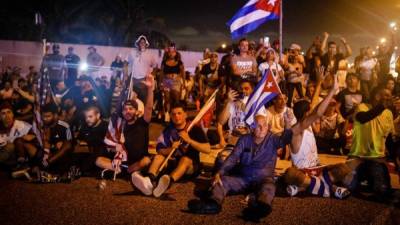 Decenas de cubanos bloquearon una autopista en Miami para exigir a EEUU intervenir en la isla./AFP.