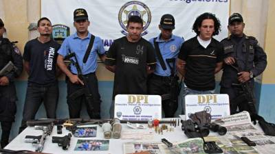 A los capturados les decomisaron armas, droga y otro tipo de evidencias. La detención la ejecutaron los policías en la aldea Plan Grande, jurisdicción de Santa Cruz de Yojoa.