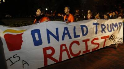 Activistas proinmigrantes protestan contra la elección de Donald Trump como presidente de EUA. AFP.