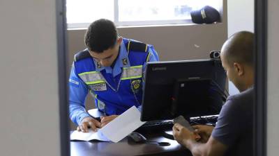Hondureño solicitando su licencia de conducir en San Pedro Sula.