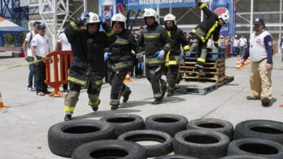Los empleados de las maquilas cuando iban a saltar los obstáculos.Foto: J Cantarero