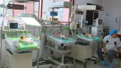 Una madre está pendiente de su bebé recién nacido en el Hospital Leonardo Martínez.