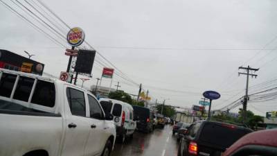 Las autoridades de protección civil declararon alerta roja (emergencia) en once de los 18 departamentos del país.