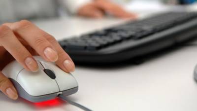 Sitio web atrae seguidores con noticias falsas.