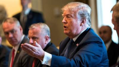 El presidente estadounidense, Donald Trump, habla con los medios antes de la reunión de su gabinete en la Casa Blanca. Foto: EFE
