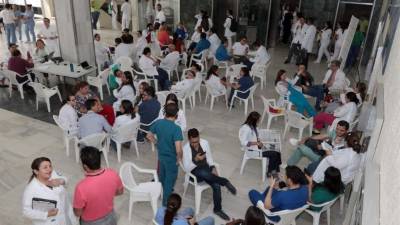 Los médicos permanecen en asambleas.