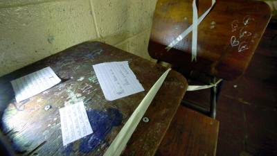 En el aula de clases del Milla Selva el pupitre del malogrado estudiante Richard Ávila luce con un tributo de sus compañeros de la Carrera de Banca y Finanzas.