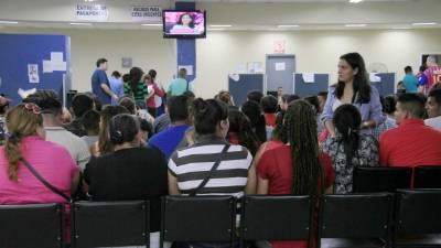 Ciudadanos esperan la atención en las oficinas de Migración y Extranjería en la ciudad. Foto: Cristina Santos