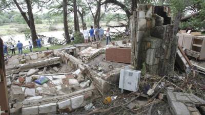 Cientos de viviendas quedaron dañadas o destruidas por las fuertes tormentas y tornados que azotan el sur de EUA.