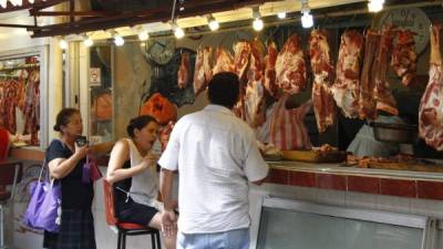 Las ventas en los mercados están bajas por el aumento de los precios de la carne y frijoles. Fotos: Franklin Muñoz.