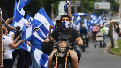 Cientos de nicaragüenses se unieron a esta nueva manifestación.