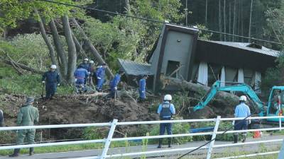 Los equipos de rescate trabajan sin parar en las regiones sepultadas por deslizamientos de tierra, en busca de supervivientes./AFP.