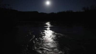 La superluna de Octubre, un fenómeno que ocurre cada 15 ó 20 años, iluminó anoche los cielos del continente americano y europeo dejando imágenes como esta, captada en el Río Grande que divide a México y EUA y que cada día cruzan decenas de indocumentados en sus esfuerzos por alcanzar el sueño americano.