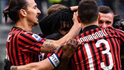 AC Milan's Swedish forward Zlatan Ibrahimovic (L) and teammates celebrate after Milan scored an equalizer during the Italian Serie A football match AC Milan vs Udinese on January 19, 2020 at the San Siro stadium in Milan. (Photo by Marco Bertorello / AFP)