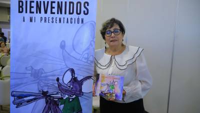 La escritora María Luisa Martínez y su libro “Ratoncito travieso”.