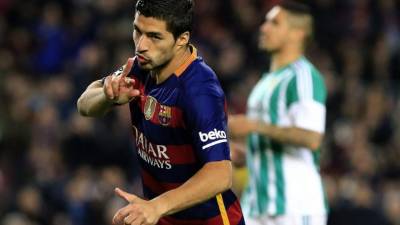Luis Suárez celebrando uno de sus goles contra el Betis. Foto AFP