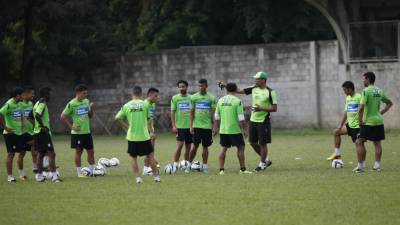 Mario Beata dando indicaciones a los jugadores del Marathón en el entrenamiento de ayer.