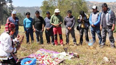 Fotografía del 6 de agosto del 2017, cedida por el Instituto Nacional de Investigación en Glaciares y Ecosistemas de montaña (INAIGEM), de una ceremonia de pago a la tierra previo a la salida del equipo que escalará el nevado Huascarán en el parque nacional del mismo nombre en Ancash (Perú). EFE/INAIGEM