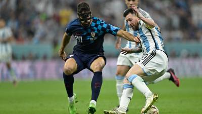 Josko Guardiol marcando a Lionel Messi durante el partido de semifinales entre Argentina y Croacia.