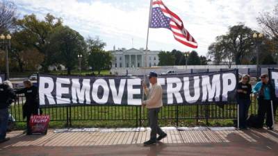 Activistas protestan frente a la Casa Blanca exigiendo que se destituya a Trump./AFP.