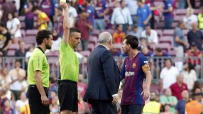 Lionel Messi fue amonestado por sus reclamos. FOTO AFP.