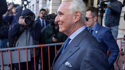 El asesor político del presidente Donald Trump, Roger Stone, es visto a su salida de la Corte Federal luego de asistir a una audiencia en Washington (Estados Unidos). EFE/Erik S. Lesser/Archivo